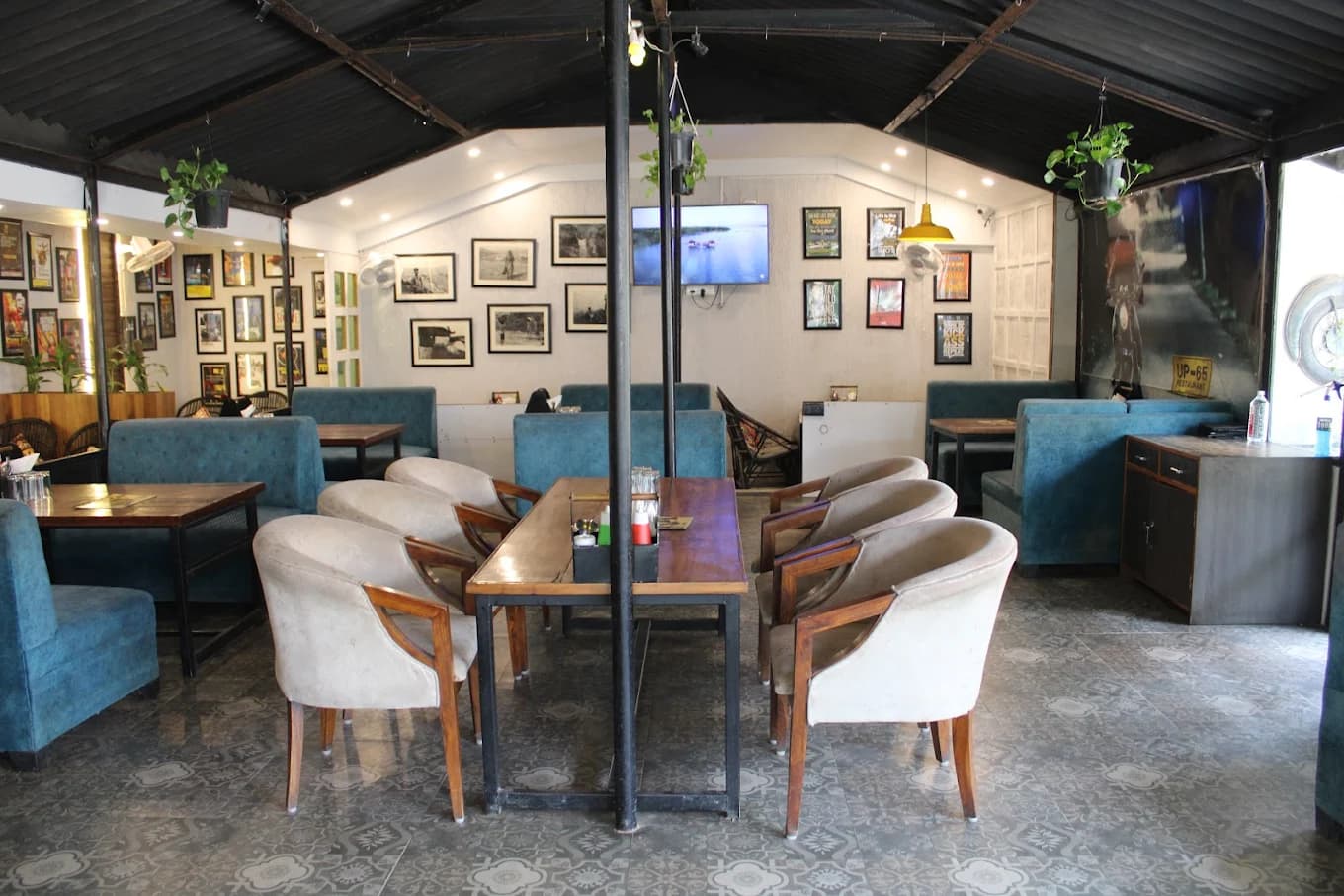 UP-65 Restaurant Interior Ambiance